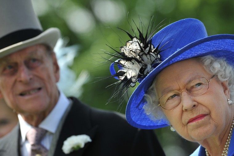 Image: Britain's Queen Elizabeth II (R) and Pri